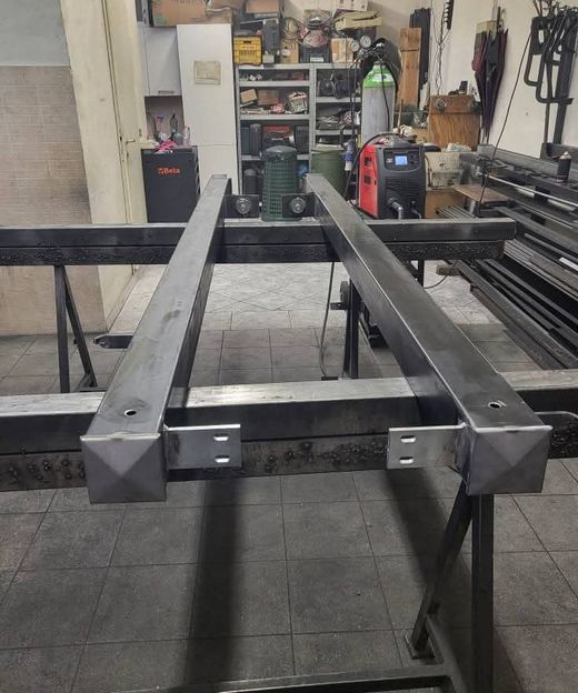 Officina di carpenteria con lavorazioni in ferro in corso