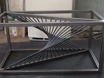 Telaio in ferro con motivo a raggiera, lavorato in officina