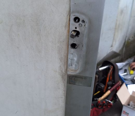 Sede della serratura fresata sul bordo di un’anta, con il quadro della maniglia in vista
