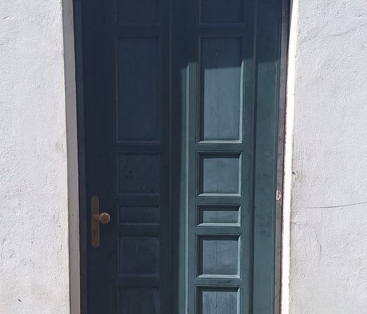 Posa di una porta blindata su un ingresso di abitazione